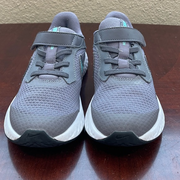 Nike Unisex-Kid's Revolution Velcro Running Shoe Aurora Green-Hyper Violet 1Y - Picture 4 of 5